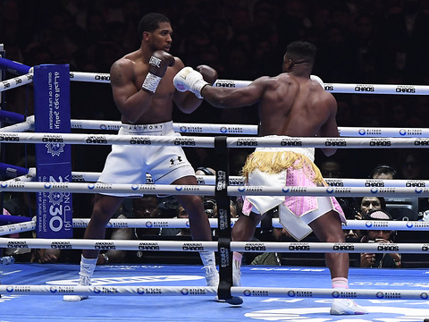 Joshua impitoyable face à Ngannou
