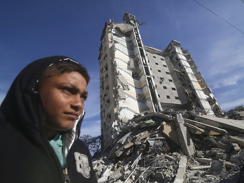 Frappes à Gaza, efforts pour y acheminer l'aide par la mer