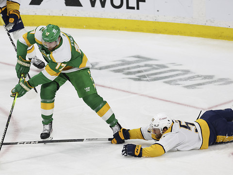 Minnesota sort son gardien dans la prolongation et... gagne