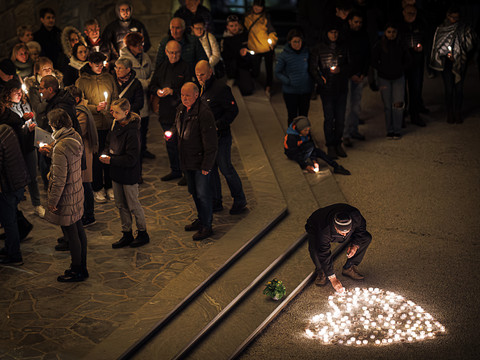 Veillée à Vex (VS) après la mort de cinq randonneurs à ski