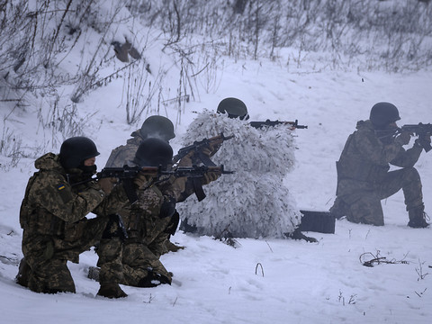 Des volontaires russes pro-Ukraine attaquent la frontière