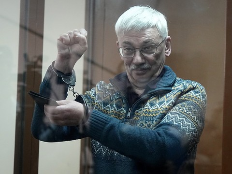 Le dissident russe emprisonné Orlov dit avoir refusé l'armée