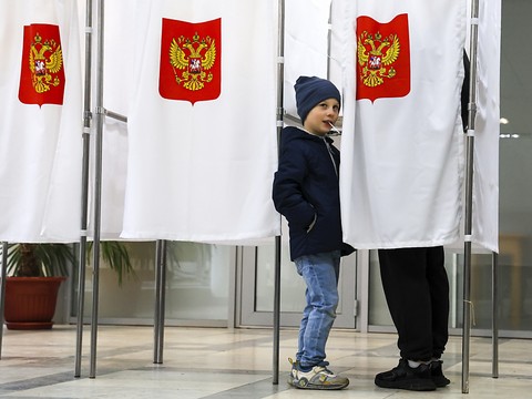 Deux morts dans des frappes sur le sol russe en plein scrutin