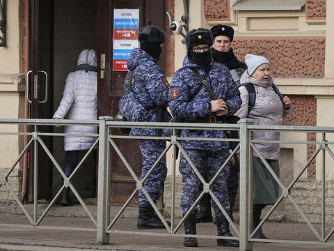 Dernier jour de scrutin russe: Ukraine et Navalny en toile de fond