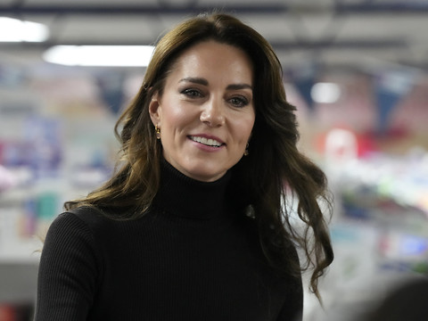 Nouvelles images de la princesse Kate, souriante, avec William