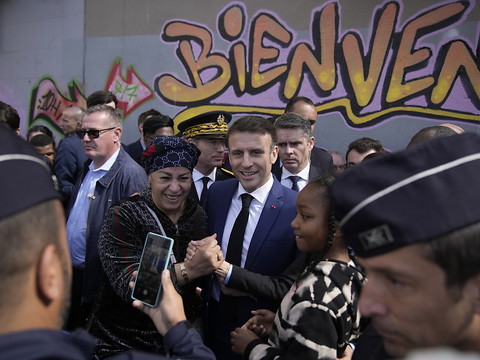 Macron promet des opérations anti-drogue 