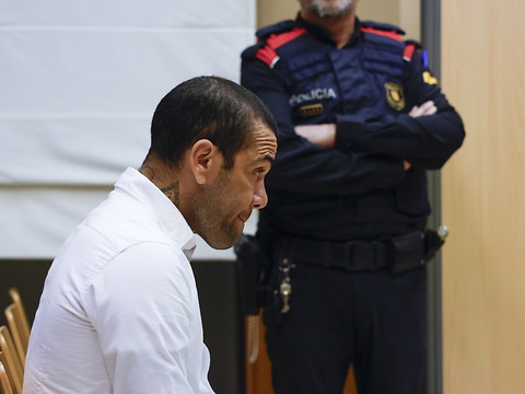 Faute d'avoir payé la caution, Alves reste en prison pour l'instant