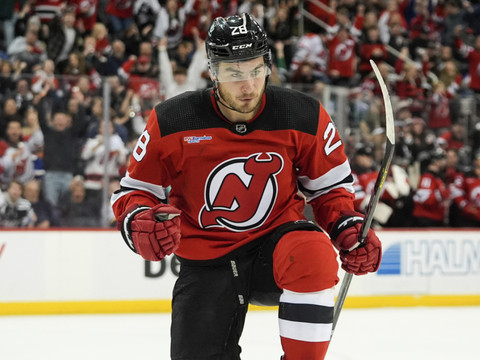 Les Devils dominent les Jets 4-1