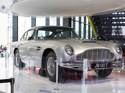 Le patron de Bentley prend le volant d'Aston Martin