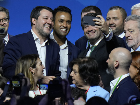 Propos sur l'Ukraine: Macron représente un danger, affirme Salvini