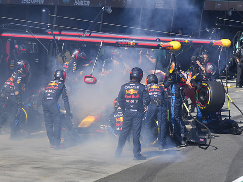 Sainz s'impose à Melbourne, Verstappen contraint à l'abandon