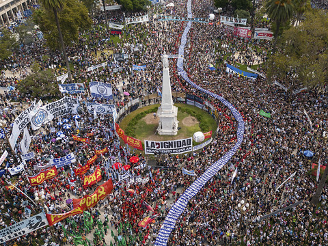 Marche massive pour la mémoire de la dictature, que Milei revisite