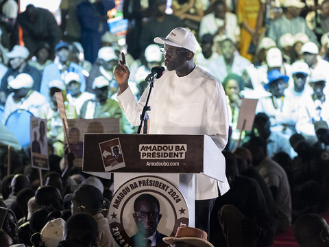 Présidentielle sénégalaise: le candidat du pouvoir reconnaît sa défaite