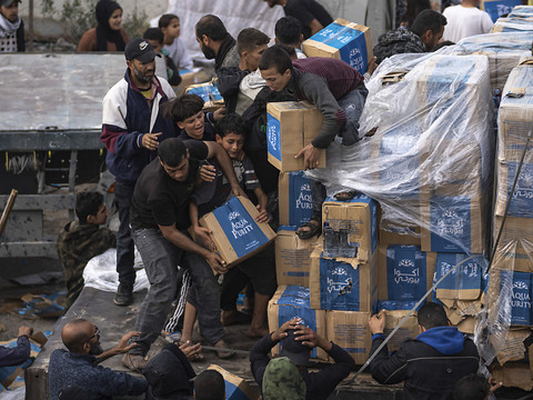Raids israéliens et drame lors d'une distribution d'aide à Gaza