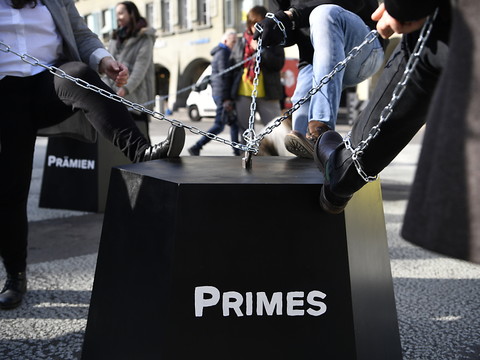 Majorité de Suisses pour des primes maladie selon le revenu