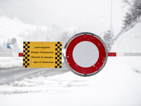 Route de la vallée de Saas fermée en raison du risque d'avalanche