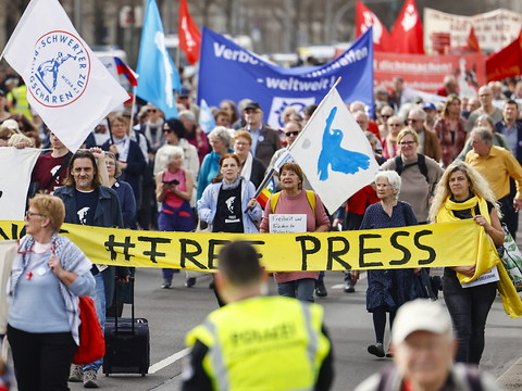Des milliers de manifestants aux marches pour la paix en Allemagne