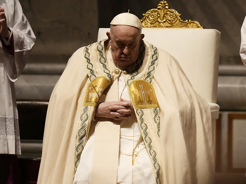 Le pape préside la vigile pascale après l'inquiétude sur sa santé