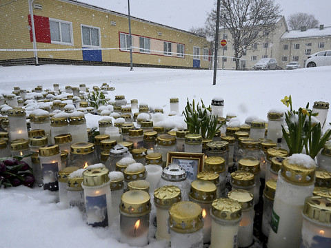 Journée de deuil après la mort par balle d'un élève dans une école