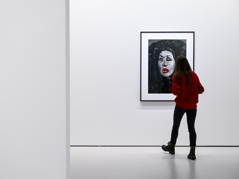 Les visages remodelés de l'icône Cindy Sherman