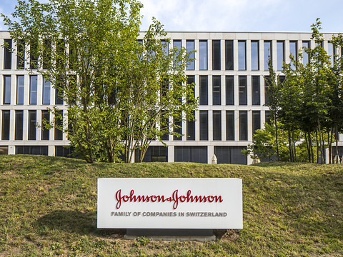Johnson & Johnson débourse 13,1 milliards de dollars pour un rachat