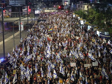 Large mobilisation anti-Netanyahu en Israël après 6 mois de guerre