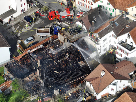 Le feu détruit deux étables et endommage deux maisons à Domat/Ems