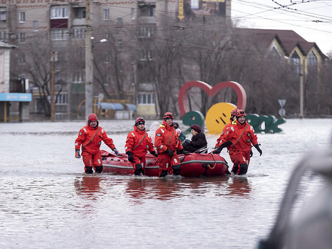Manifestation dans la ville d'Orsk frappée par des inondations