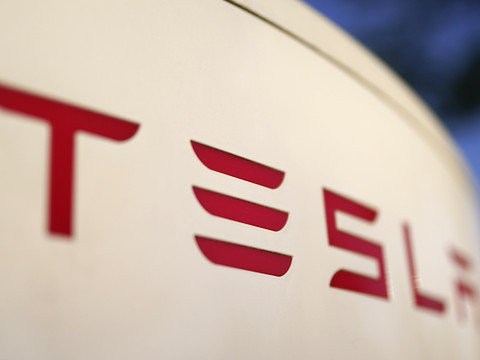Tesla évite un long procès sur sa technologie d'aide à la conduite