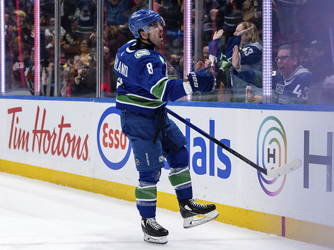 Pius Suter et les Canucks battent le Champion en titre