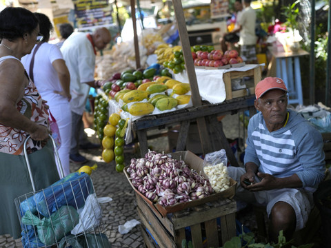 Brésil: l'inflation sur un an repasse sous 4%