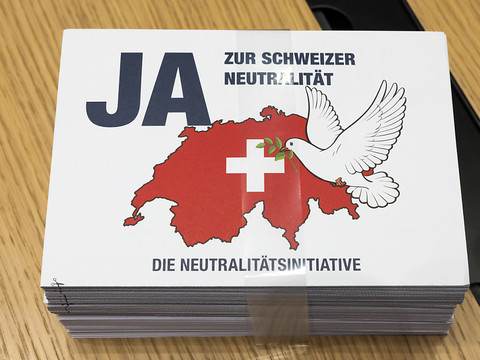 Plus de 130'000 signatures pour l'initiative sur la neutralité
