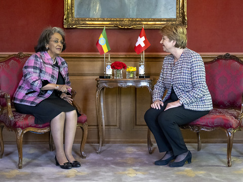 Viola Amherd ouvre un forum sur la paix à Bâle