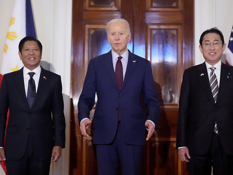 Biden promet de défendre les Philippines en cas d'