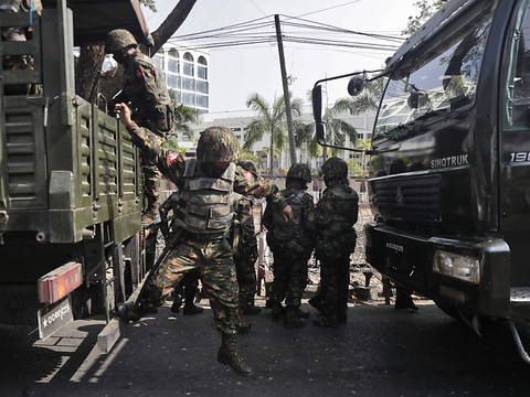 Combats en Birmanie: la Thaïlande met en garde contre une intrusion