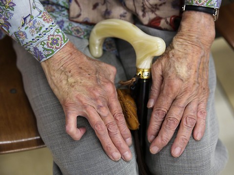 Les personnes âgées vivant seules, un foyer sur cinq en 2050