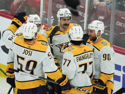 Les Preds écrasent les Blackhawks