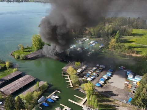Hangar en feu à Lachen: une douzaine de bateaux détruits