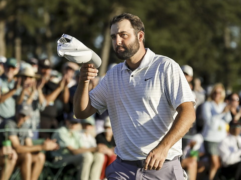 Scheffler seul en tête après 3 tours, Woods s'effondre