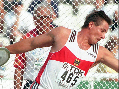 Mykolas Alekna bat le plus ancien record du monde masculin