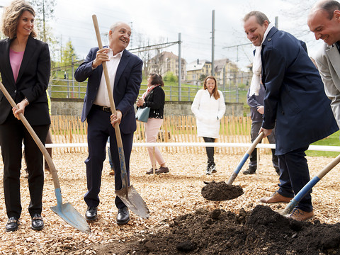 La Chaux-de-Fonds: plantation du premier arbre offert par Genève