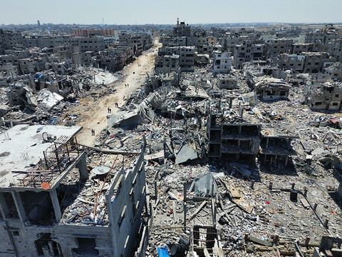 Israël bombarde Gaza, sa réponse à la riposte iranienne en suspens