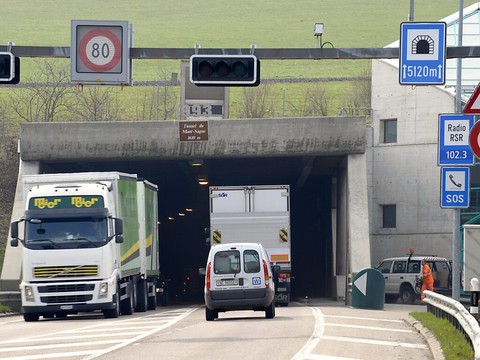 Tunnel sous la Vue-des-Alpes fermé à cause d'un accident