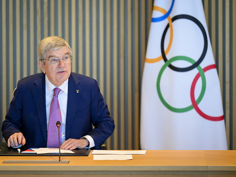 JO 2024: la flamme olympique brûl