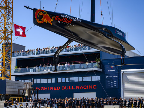 Alinghi a baptisé son bateau