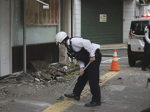 Huit blessés après un séisme de magnitude 6,3 dans l'ouest du Japon