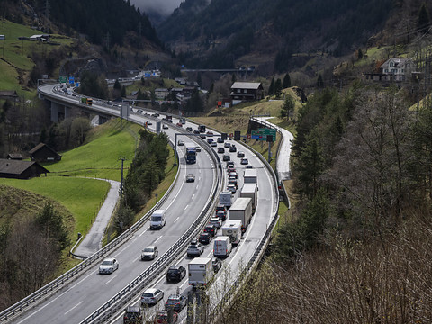 Les vacances et la météo entraînent 10 km de bouchons au Gothard
