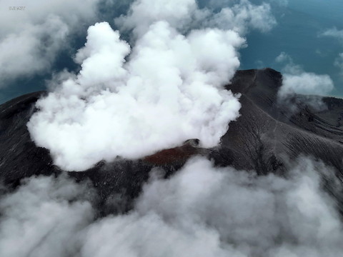 Indonésie: le mont Ruang entre en éruption à nouveau