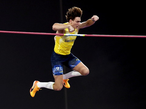 Armand Duplantis frappe d'entrée de jeu
