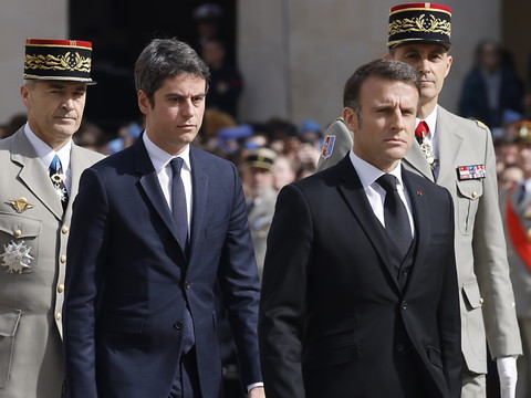 La popularité du premier ministre français en baisse, Macron stable